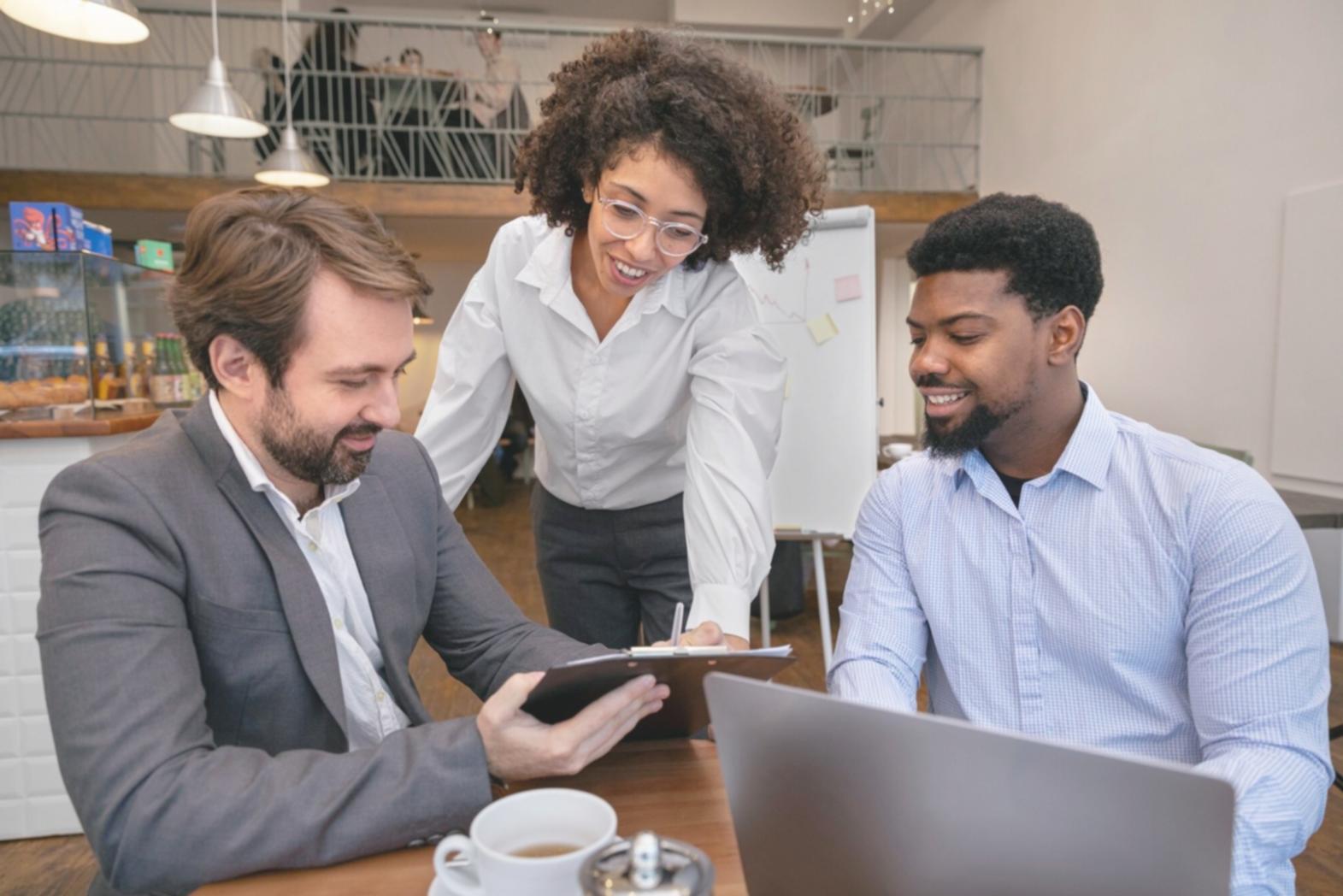Person arbeitet konzentriert am Computer mit Finanzunterlagen