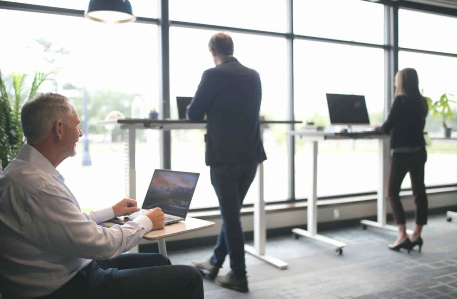 Workspace mit Laptop, Notizen und Kaffeetasse in ruhiger Atmosphäre