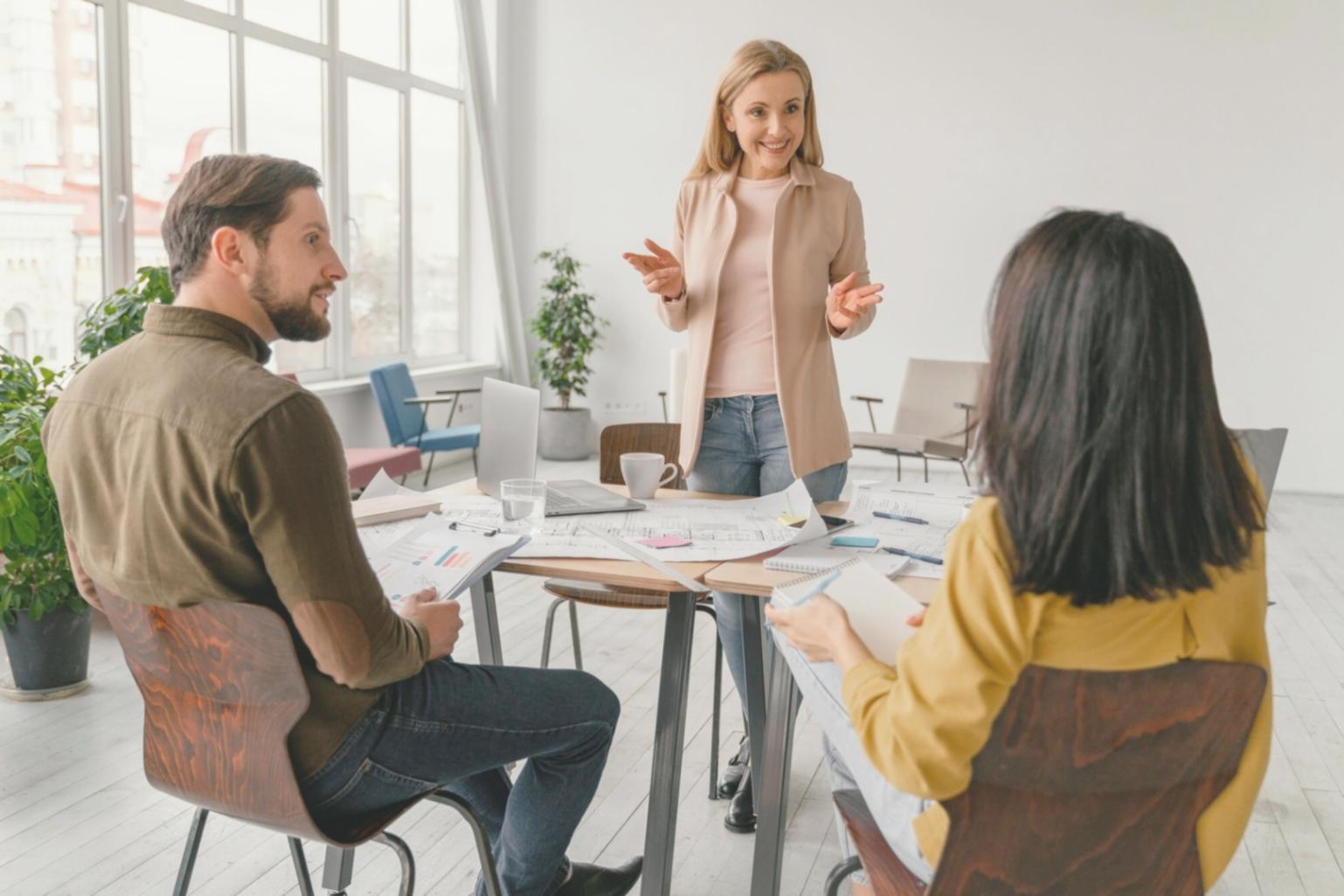 Entspannte Arbeitsatmosphäre mit Finanzplanungsunterlagen