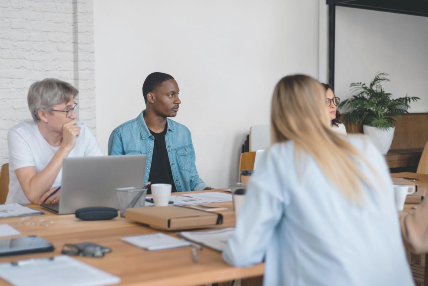 Ordentlich organisierte Finanzunterlagen und Taschenrechner